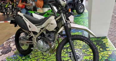 KLX230 SHERPA Seruduk Jakarta Fair 2025, Kawasaki Hadirkan Fleksibilitas Durable
